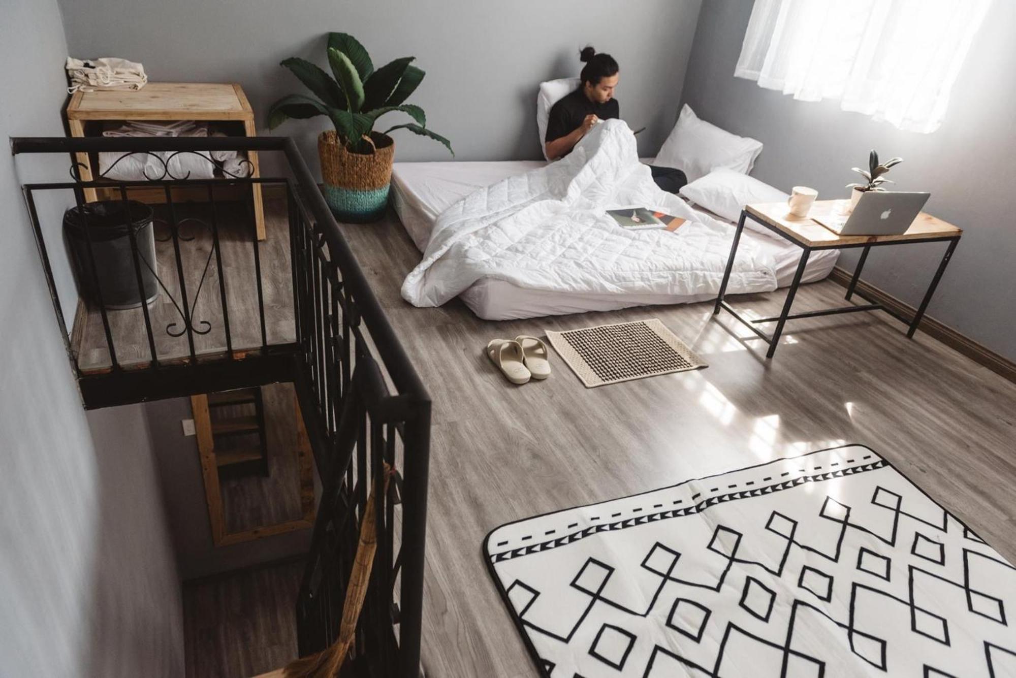 Nhà nghỉ Stay&chill H.2 Steps Away From Bustling Bui Vien